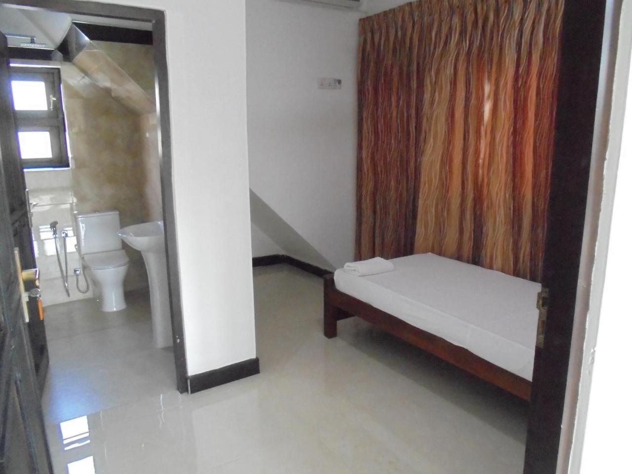 JMF Hotel Negombo Eksteriør bilde