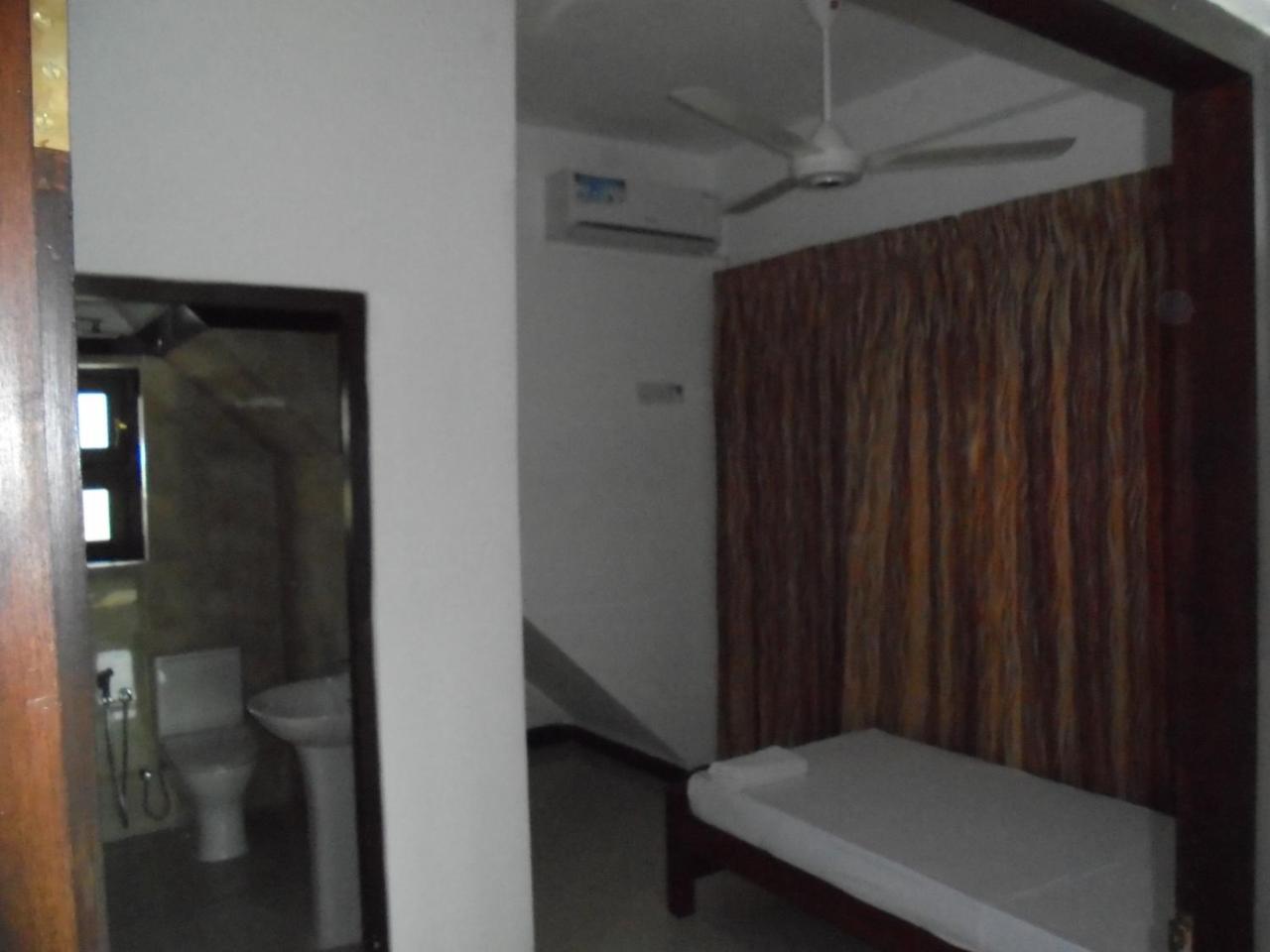 JMF Hotel Negombo Eksteriør bilde